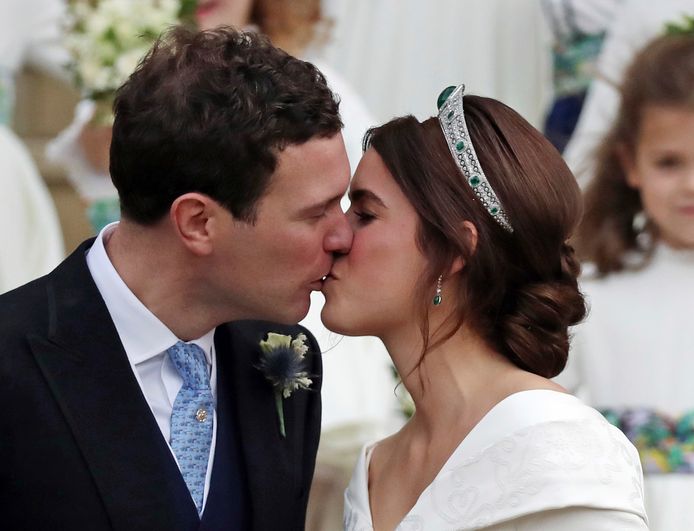 Prinses Eugenie en Jack Brooksbank kussen elkaar voor het eerst als man en vrouw.