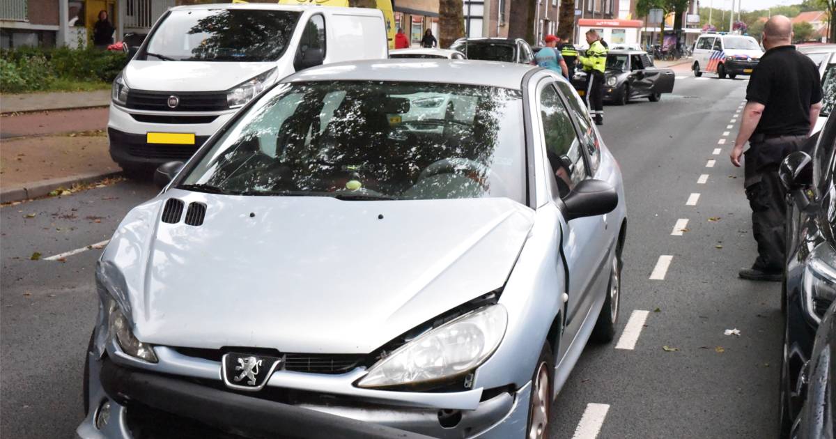 Meerdere auto's flink beschadigd na ongeval: politie sluit weg af | 112 nieuws Den Haag