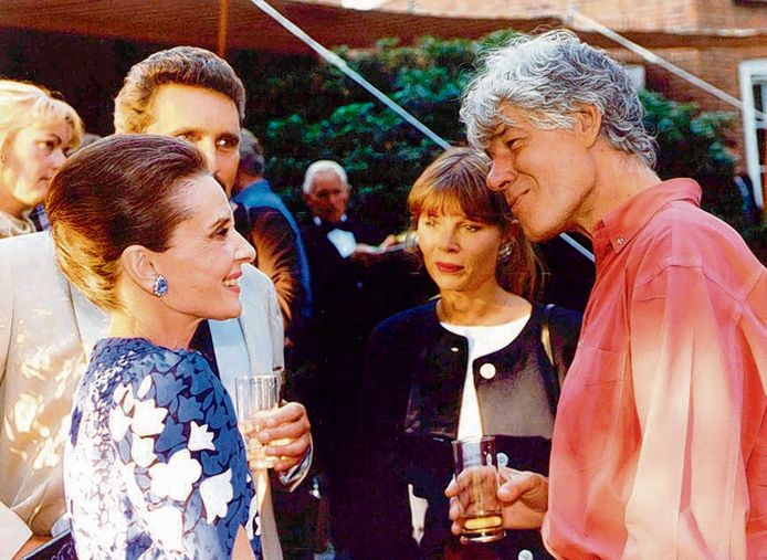 Audrey Hepburn maakt een praatje met Paul van Vliet tijdens een barbecue, begin jaren 90.