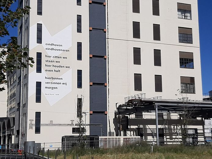 In Eindhoven verschenen vorig jaar al dichtregels op een gebouw. Ook de provincie kiest nu voor een gedicht.