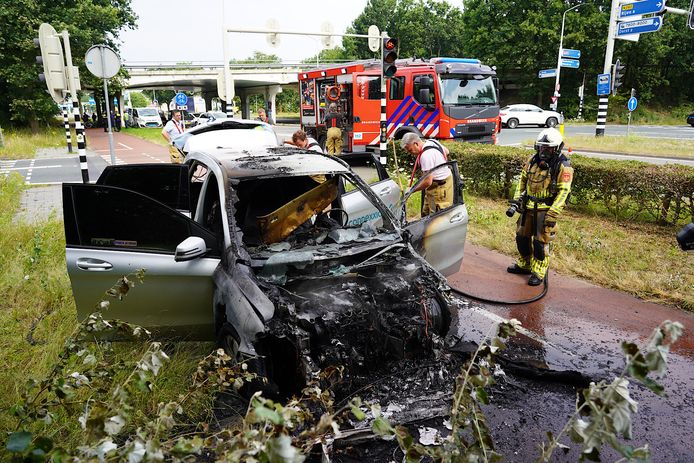 Taxi vliegt al rijdend in brand op de A27 bij Breda