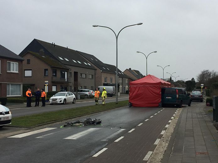 Het ongeluk gebeurde aan de rotonde van de Ringlaan met de Breugelweg en de Kloosterstraat. De fietsster stierf ter plaatse.