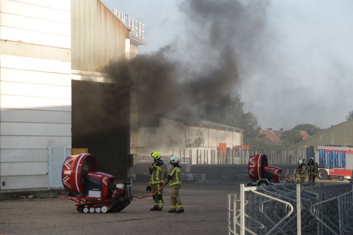 De brandweer kreeg de brand in de loods onder controle.