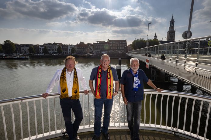 Clubmannen van de Kamper voetbalclubs: Jan de Vries in het geel en zwart van DOS, Errit Drost in het rood en geel van Go Ahead en Dries Vos in het blauw en wit van KHC.