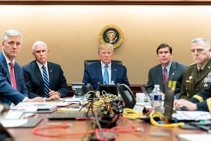 In de Situation Room: President Donald Trump (midden) met links van hem Nationaal Veiligheidsadviseur Robert O’Brien en vicepresident Mike Pence en rechts Defensieminister Mark Esper en generaal Mark Milley.