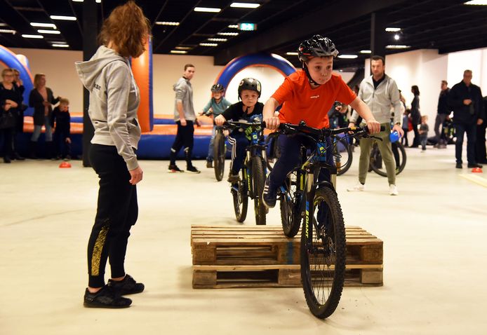 Aäron jumpt over de hindernissen.