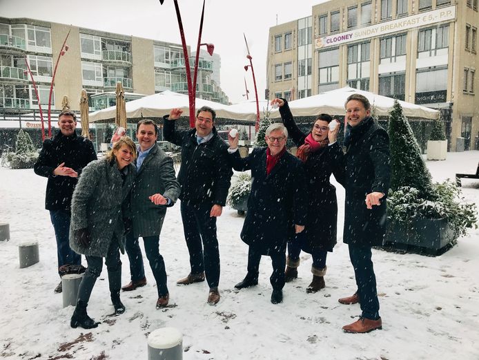 Het toen nog ‘verse’ Zoetermeerse college hield in januari 2019 tijdens een pauze spontaan een sneeuwballengevecht op het Stadhuisplein. Wethouder Ingeborg ter Laak ontbrak die dag. Van bezuinigingen en corona was nog geen sprake.