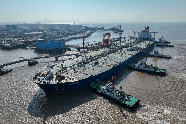 Een olietanker in de haven van de Chinese stad Zhoushan. Beeld Reuters