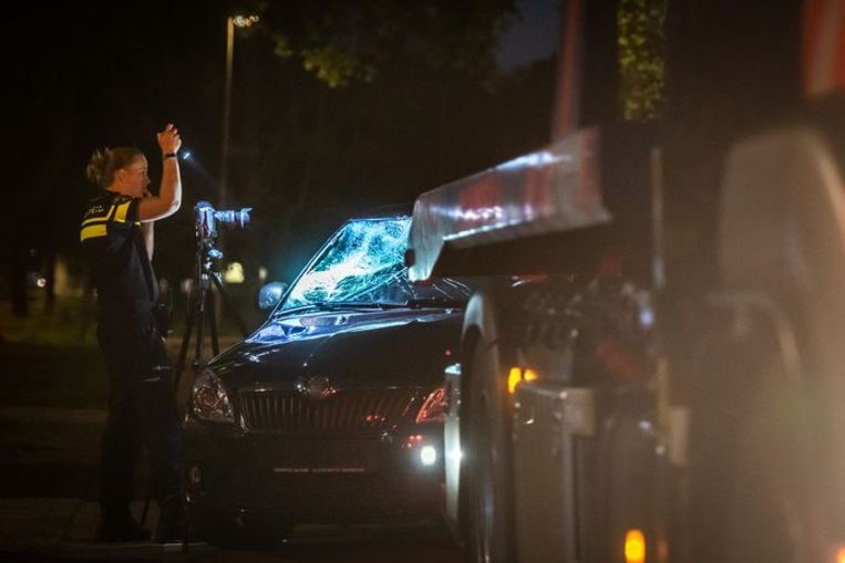 De politie deed vorig jaar uitgebreid onderzoek bij de auto die betrokken was bij de aanrijding aan de Spinozaweg in Utrecht. Beeld Koen Laureij