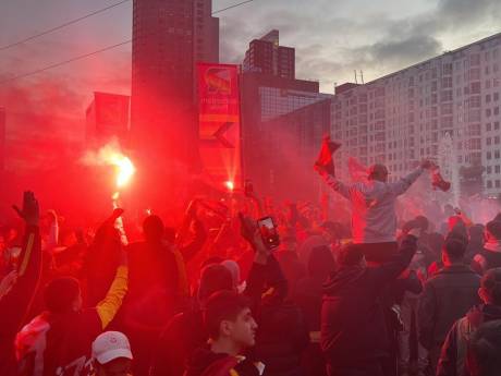 Uitgelaten supporters vieren overwinning Turkse voetbalclub Galatasaray bij de Hofpleinfontein 