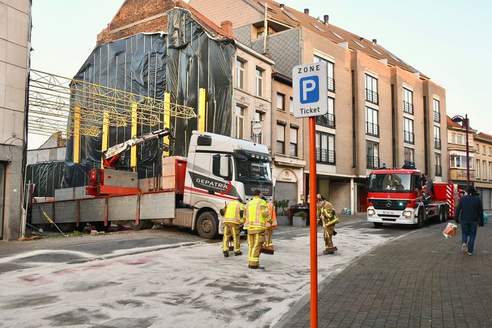 Door het gat in de tank van de vrachtwagen stroomden honderden liters brandstof op het voetpad, de straat en in de rioleringen, langs de Bruggestraat in Menen. De brandweer strooide absorberende korrels en zette ook een tankwagen in om de bevuilde rijweg weer proper te maken.