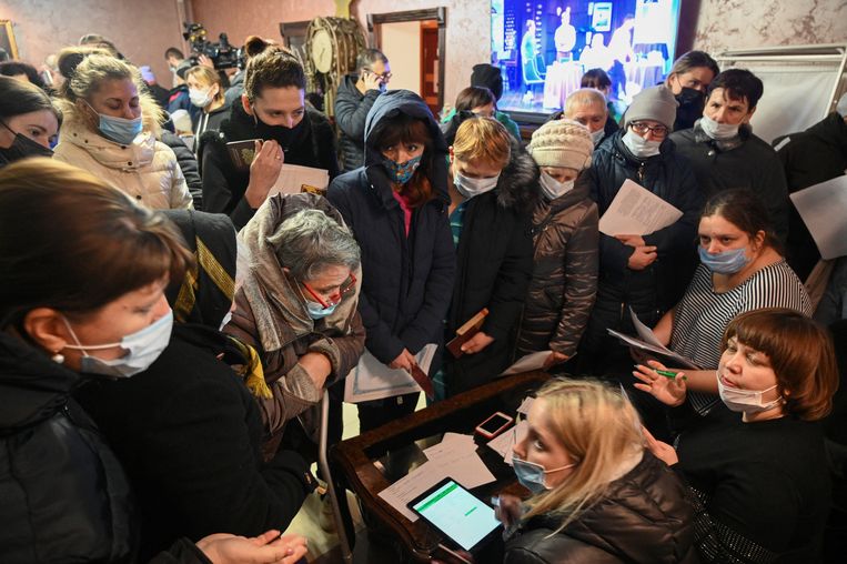 Inwoners van de separatistenrepublieken in het oosten van Oekraïne vullen zaterdag documenten in na hun evacuatie naar Rusland. Beeld Sergey Pivovarov / Reuters