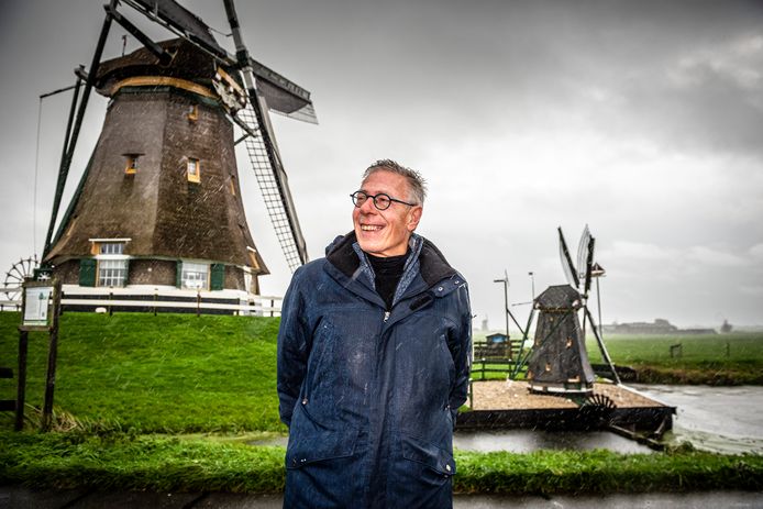 Herman de Jong van de Dorpsraad Aarlanderveen bij molen nummer 4 van de Molenviergang; de Putmolen.