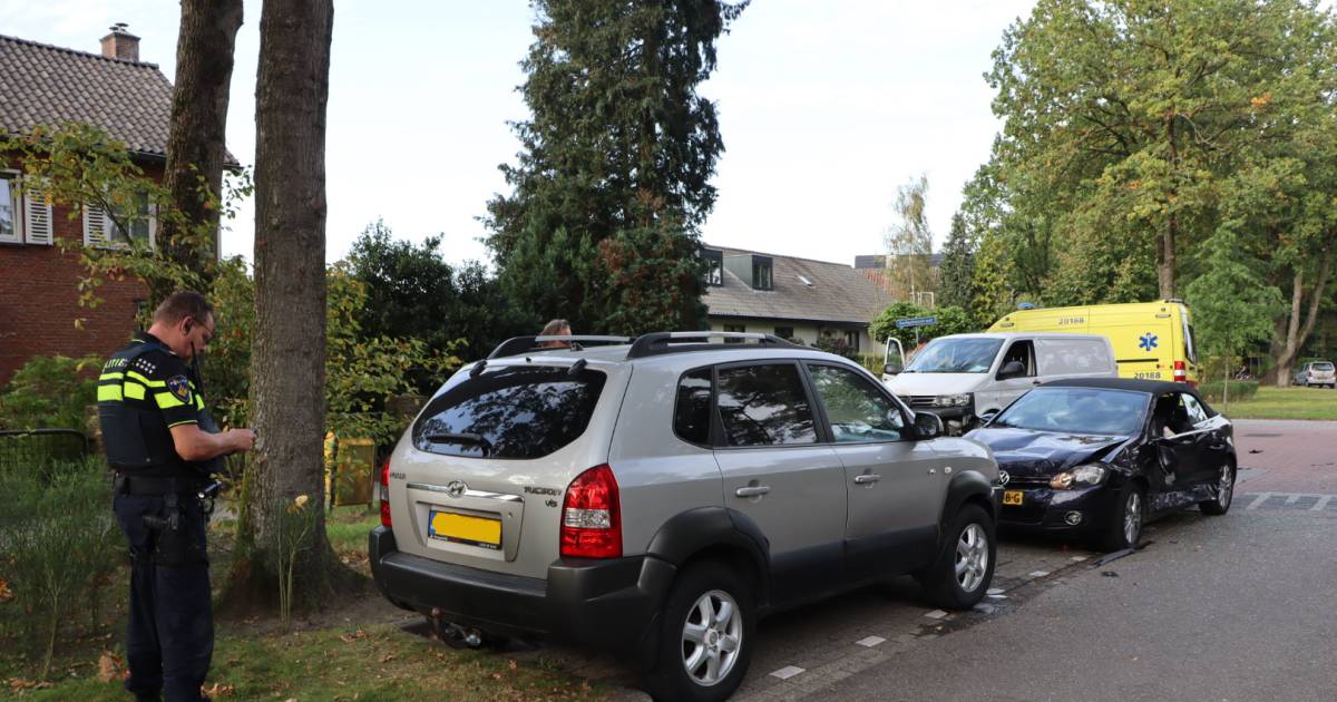 Grote schade na ongeluk in Loon op Zand, drie auto’s weggetakeld.