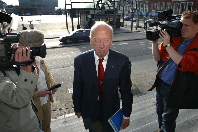 Voormalig Rotterdams politiecommissaris Blaauw arriveert in april 2002 bij het gerechtshof in Leeuwarden, toen het hof uitspraak deed in het herzieningsproces in de Puttense moordzaak. Beeld anp