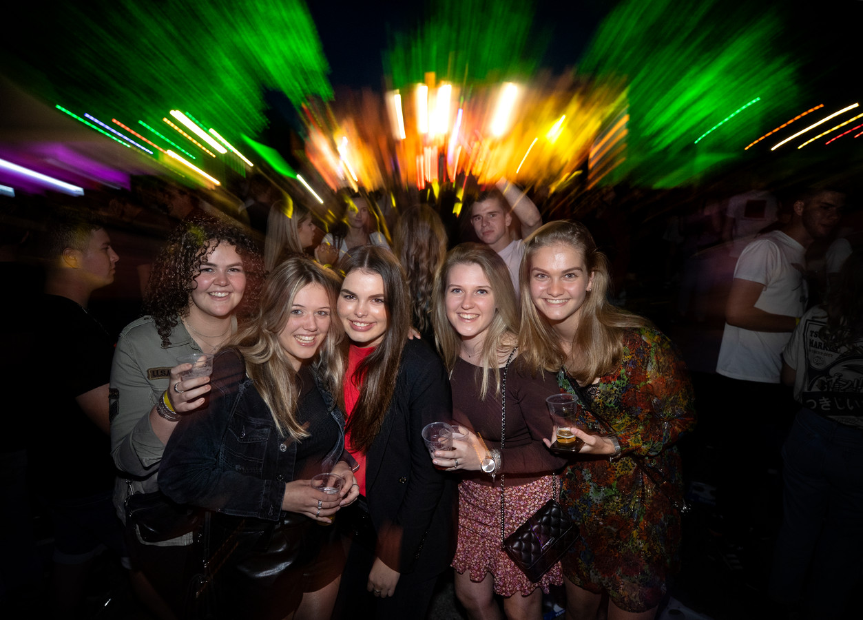 Collega's en vriendinnen Lonneke, Iris, Amber, Janne en Vera.
