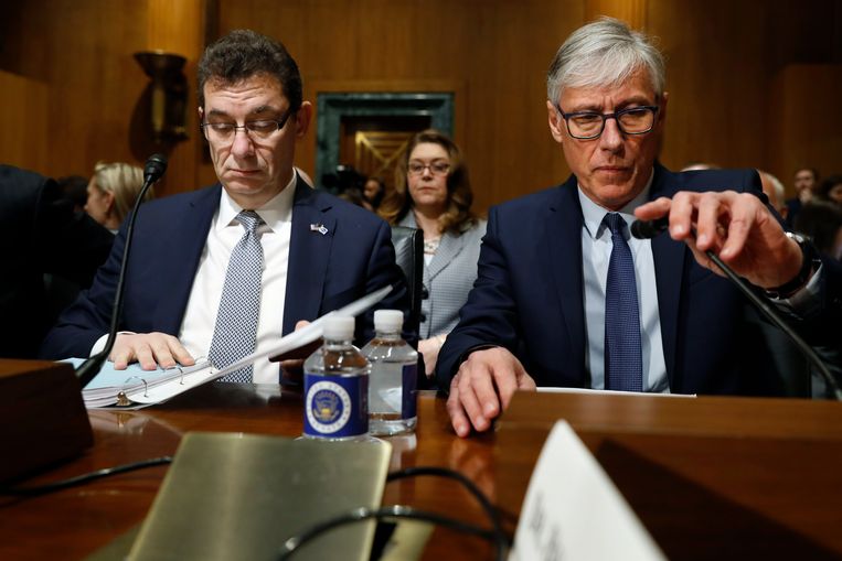 Links zit Albert Bourla, de ceo van Pfizer, en rechts Olivier Brandicourt, ceo van Sanofi. Beeld AP