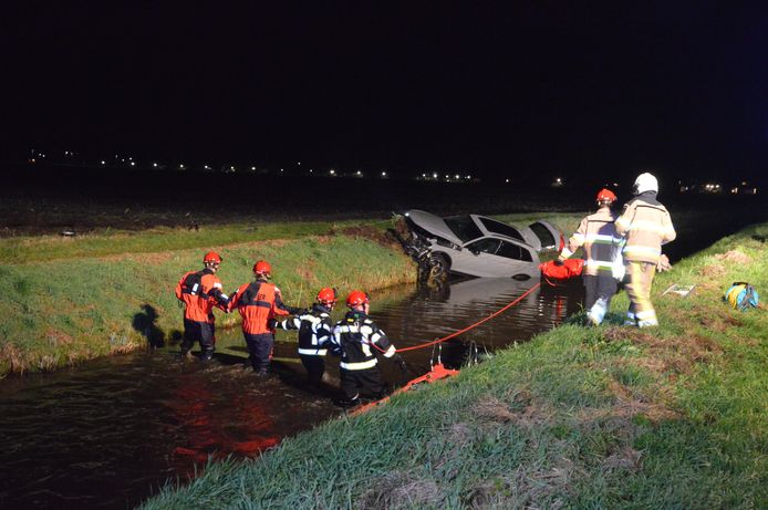In het water in Giethoorn wordt gezocht naar de bestuurder van de auto die even verderop in de sloot ligt.