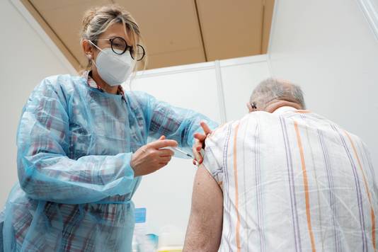 Een oudere man krijgt een coronavaccin in Neuilly-sur-Seine, Frankrijk. Ter illustratie.
