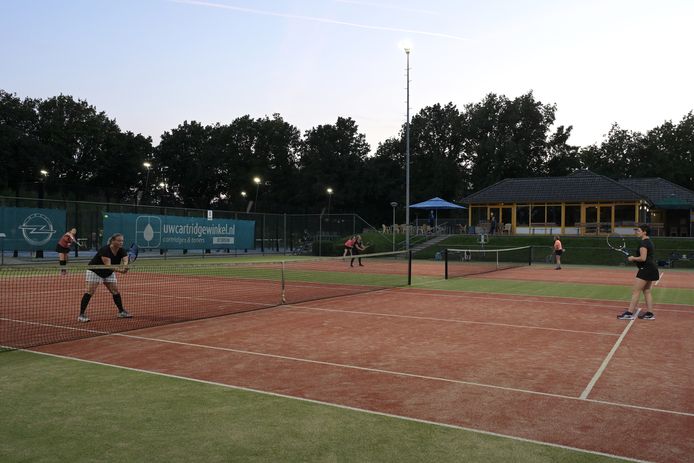 Gennep heeft te veel tennisbanen, plan om tennisparken af te stoten ...
