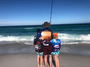 Sander geniet met zijn kinderen Roderick en Juliette aan zee.