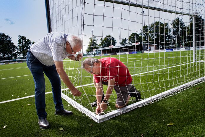 Noud van Lieshout (links) en Riny Slegers zorgen voor het onderhoud van het sportpark.