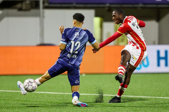 Kyvon Leidsman haalt doeltreffend uit tegen Heracles Almelo.