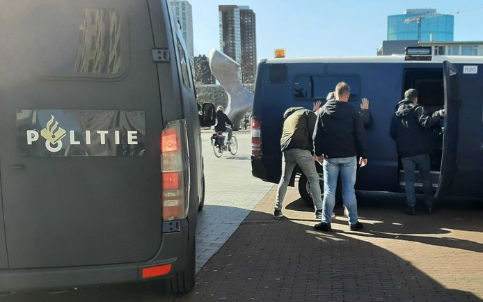 Controle op de Binnenrotte. Vanwege de Europese wedstrijd van Feyenoord is er veel politie op de been.