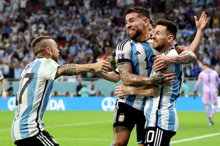 Lionel Messi (rechts) heeft Argentinië op 1-0 gebracht tegen Australië en viert de goal met Rodrigo De Paul (links) en Nicolas Otamendi. Beeld Reuters
