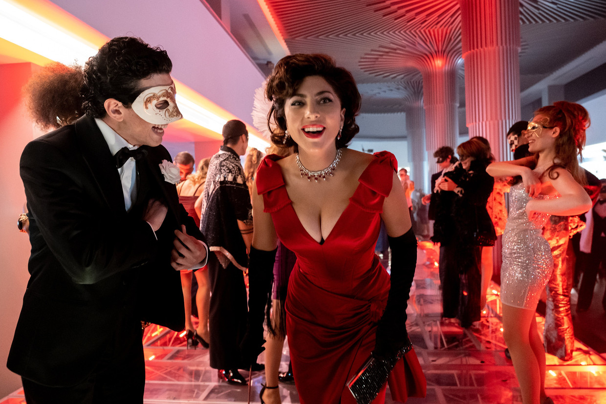 Lady Gaga als Patrizia Reggiani in de film 'House of Gucci' (2021). ‘Ze paste nooit helemaal in het plaatje, ze bleef de vreemde eend in de bijt.’ Beeld Photo News