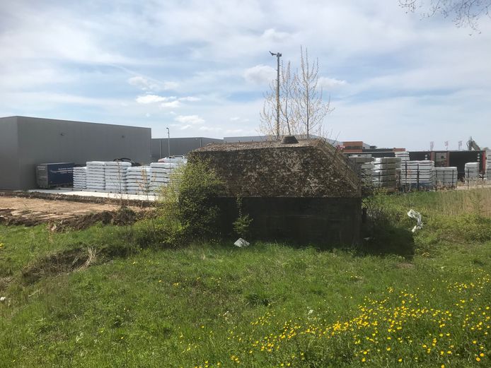 Een bunker aan de Weerenweg in Werkendam, ingebouwd in bedrijventerrein Kop van Brabant