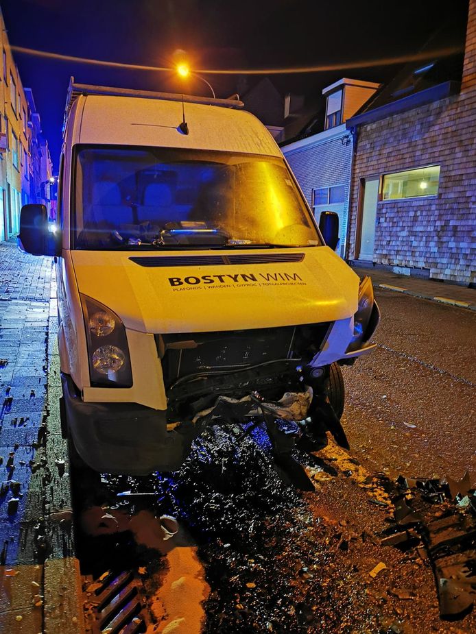 De bestelwagen van Wim Bostyn is zwaar beschadigd.