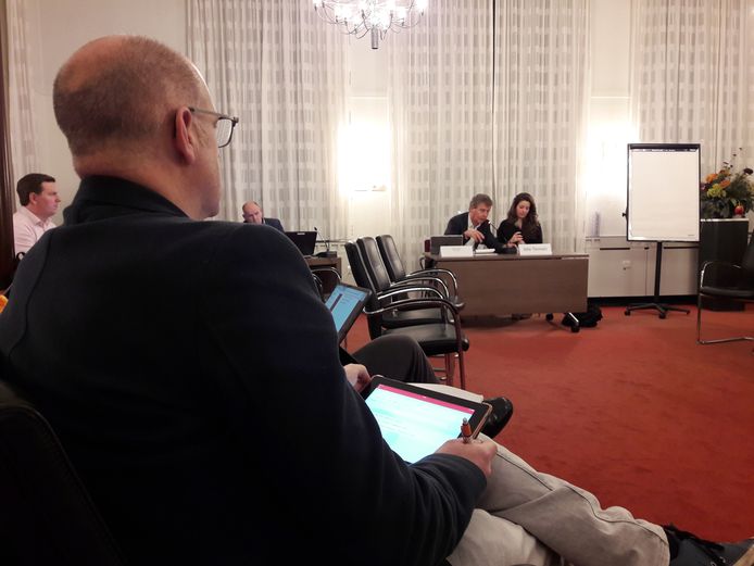 PGB-fractievoorzitter Carlo van Esch was donderdagavond aanwezig bij de inloop van wethouder Peter Smit, die Stefanie Vulders als gespreksleider aan zijn zijde had
