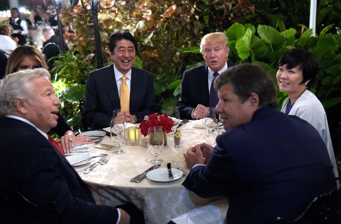 Een ontmoeting tussen Trump, Abe en hun echtgenotes in 2017, in het buitenverblijf van Trump in Florida.