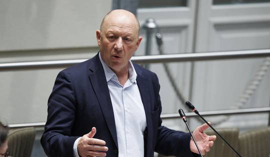 Minister van Wonen Bonte noemt voorstel om 30.000 sociale woningen te verkopen ‘absurd’: ‘Middelvinger naar kwetsbare huurders’