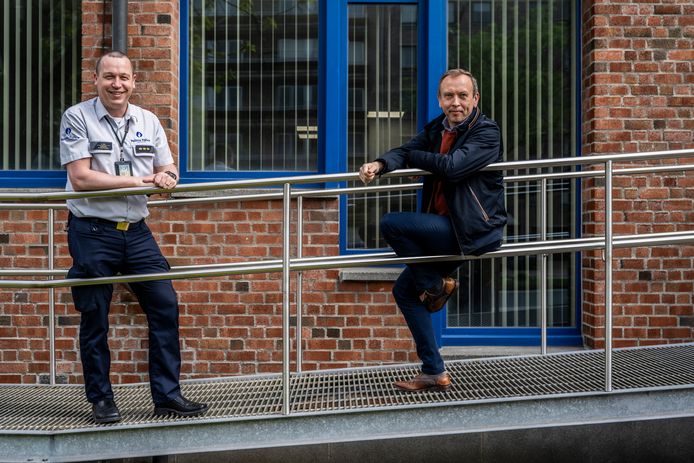 Korpschef Patrick Feys en schepen Dirk Abbeloos aan het Dendermondse politiekantoor.