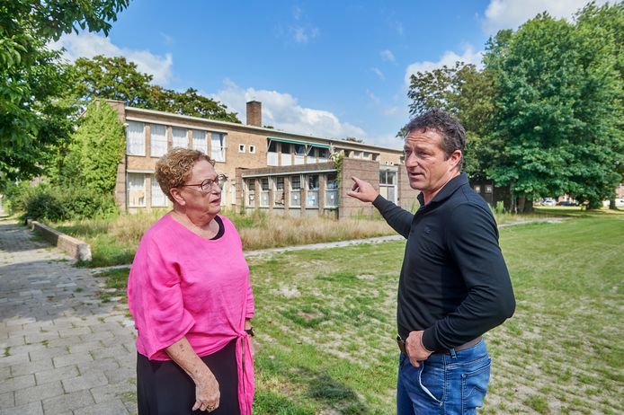Monumentenredder Ton Kemkens en SP’er Marie-Therese Janssen met in de achtergrond het oude pand van ’t Hageltje in de Schadewijk te Oss.
