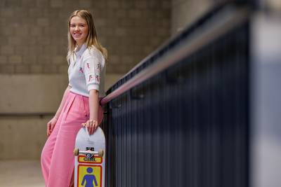 INTERVIEW. Anna Roos (19) is de nieuwe voorzitter van de Vlaamse Jeugdraad: “In het skatepark was ik het enige meisje. Maar dat bleek een voordeel”