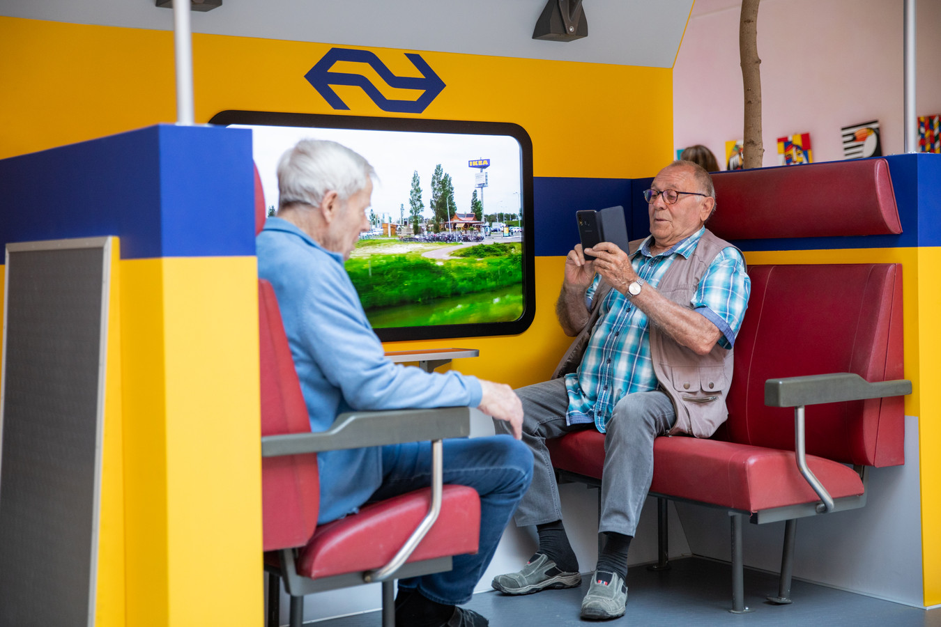 Speciaal voor mensen met dementie in verpleeghuizen ontwikkelde NS de Hoofdreiscoupé zodat ze voor hun gevoel een treinreis kunnen maken.