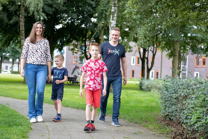 Denise Beerents en Stefan Huisman lopen zaterdag met hun kinderen Julian (7) en Thijs (9) de laatste etappe van hun Nierdaagse, een soort alternatieve wandelvierdaagse van de Nierstichting. Thijs liep op jonge leeftijd nierschade op door een voedselvergiftiging.