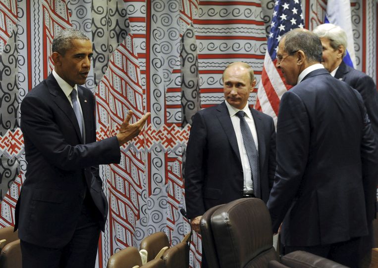 De Amerikaanse president Barack Obama naast Vladimir Poetin in september.  Beeld REUTERS