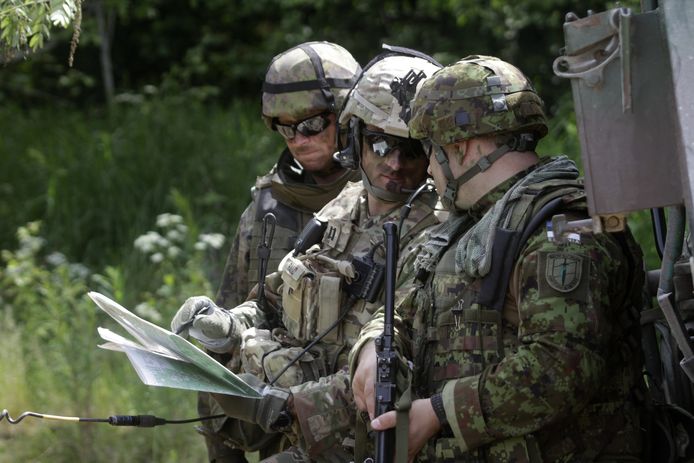 Een Finse militair (L) met een Amerikaanse en een Estse soldaat tijdens een oefening in Estland (Archiefbeeld).