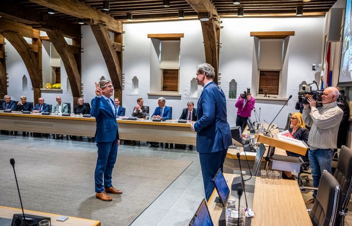 De beëdiging van de gemeenteraad van Dordrecht in het stadhuis. Links, David Schalken van Beter Voor Dordt. Niets nieuws voor hem: hij werd nu voor de zesde keer beëdigd.