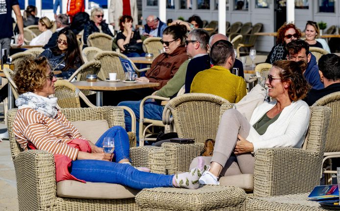 Veel mensen krijgen een gelukzalig gevoel van een terrasje bij zonnig weer.