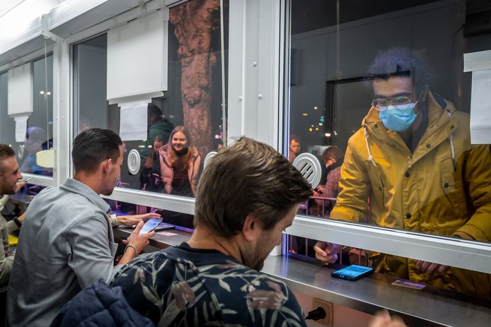 Bezoekers van Glow in Eindhoven laten begin november vorig jaar hun QR-code scannen om een polsbandje te krijgen waarmee ze alle onderdelen van Glow kunnen bezoeken. Archieffoto DCI Media