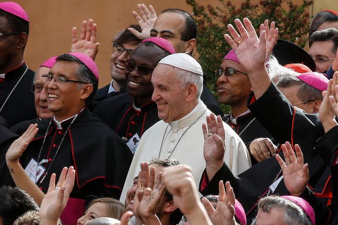 Paus Franciscus poseert voor een groepsfoto met bisschoppen en deelnemers op de vorige bisschoppensynode in het Vaticaan in 2018.