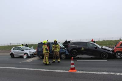 E19 richting Nederland volledig afgesloten in Loenhout na zwaar ongeval in staart van file na kettingbotsing met 10 wagens