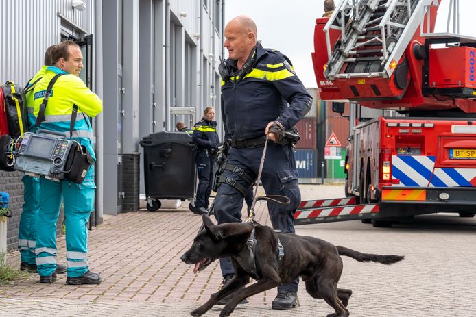 Hulpdiensten werden maandagmiddag gealarmeerd toen een man spullen vanuit een pand op straat gooide. Volgens de politie zat dat man woensdag nog opgesloten in een politiecel.