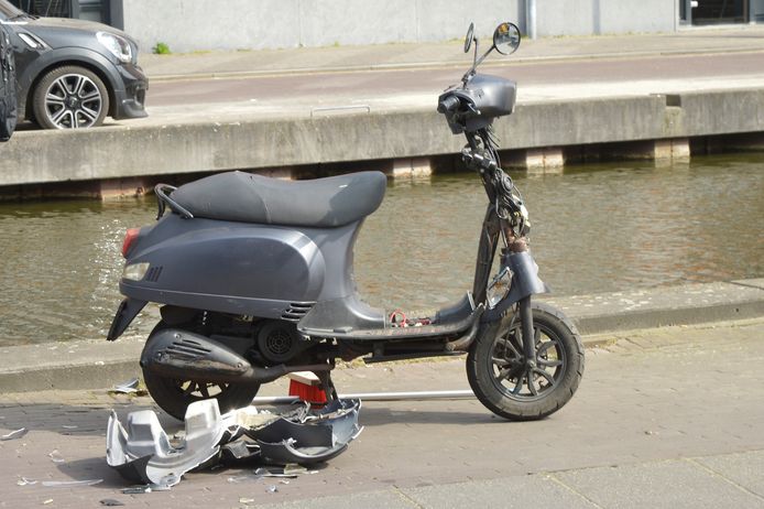 Op de Markendaalseweg in Breda zijn woensdagmiddag een scooter en een auto op elkaar gebotst.
