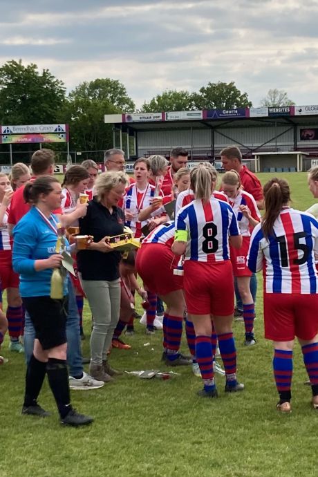 Vrouwen Ulftse Boys zijn kampioen , in Kilder komen oud-klasgenoten samen voor reünie en openluchtspel in Haart